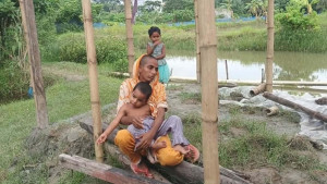 চুল বিক্রি করেও ঘর রক্ষা হলো না, দুই সন্তান নিয়ে রেললাইনে রেহানা