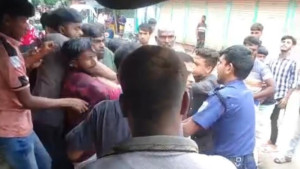পুলিশের কাছ থেকে যুবলীগ নেতাকে ছিনিয়ে নিয়ে গেল নেতাকর্মীরা