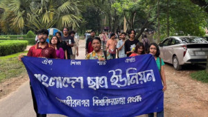 নারী হেনস্তা ও ছাত্র ইউনিয়ন নেতাদের ওপর হামলার প্রতিবাদে জাবিতে বিক্ষোভ