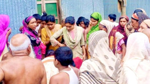 লোডশেডিংয়ে অতিষ্ঠ হয়ে গাছতলায় আশ্রয়, ডাল পড়ে প্রাণ গেল বৃদ্ধার
