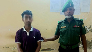 আনসারের তৎপরতায় জাতীয় বক্ষব্যাধি হাসপাতাল থেকে দালাল আটক
