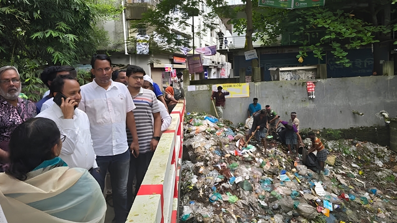 হ্যালো ডিসিতে অভিযোগ, মুহূর্তেই পরিষ্কার হলো স্কুলের সামনের ময়লার স্তূপ