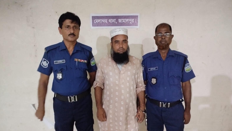 গৃহবধূর গোসলের ভিডিও ধারণ, কাপড় ব্যবসায়ী গ্রেপ্তার