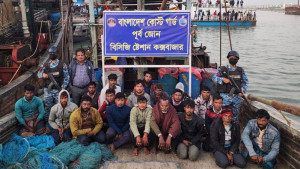 কক্সবাজারে ৩৪ জেলে আটক, ট্রলিং বোট জব্দ