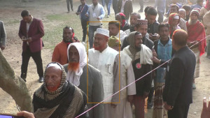 লাইনে দাঁড়িয়ে ভোট দিলেন প্রার্থী