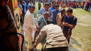 হুইলচেয়ারে করে ভোটকেন্দ্রে ৮০ বছর বয়সী রবীন্দ্রনাথ