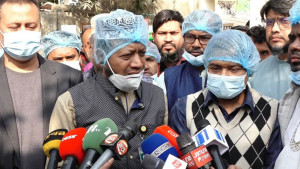 হাসপাতাল পরিষ্কার করলেন আমির হামজা