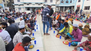 এক কাতারে ইফতার করছে শত শত মানুষ