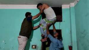 পলাতক আসামি সিলিং থেকে সোজা ডিবির কোলে