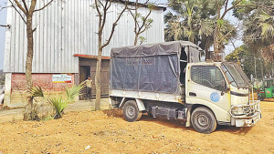 চাঁদা না দেওয়ায় কারখানা ভাঙচুর, ট্রাক এনে পণ্য লুট
