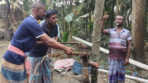 ভোলায় টিউবওয়েল চাপলেই বের হচ্ছে গ্যাস