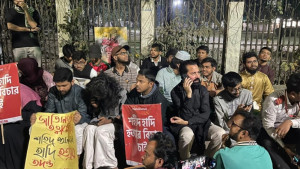 যমুনার সামনে ওসমান হাদির স্ত্রীসহ ইনকিলাব মঞ্চের অবস্থান