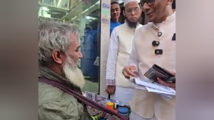 নির্বাচনী প্রচারে হকারকে টাকা দিলেন শাহরিয়ার কবির