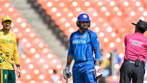 আম্পায়ারের সঙ্গে তর্কে জড়িয়ে জরিমানা গুনলেন নবী