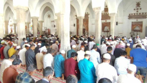 রমজানের প্রথম জুমায় ষাটগম্বুজ মসজিদে মুসল্লির ঢল