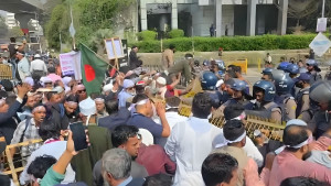 যমুনা অভিমুখে সরকারি কর্মচারীদের বিক্ষোভ, টিয়ারগ্যাস নিক্ষেপ