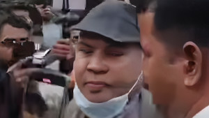 ৩২ নম্বরে ফুল দিতে গিয়ে মারধরের শিকার ঢাবি অধ্যাপকসহ ৫ জন