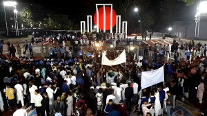 শহীদ মিনারে সর্বস্তরের মানুষের শ্রদ্ধা নিবেদন