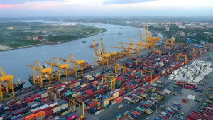 অনির্দিষ্টকালের ধর্মঘটে অচল চট্টগ্রাম বন্দর