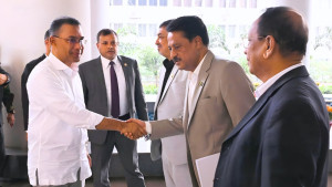 যাত্রাপথে পোশাকধারী পুলিশের অবস্থান বন্ধে নির্দেশ প্রধানমন্ত্রীর