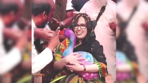 রঙিন হাঁস পেয়ে খুশিতে আত্মহারা রুমিন ফারহানা