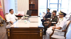 প্রধানমন্ত্রীর সঙ্গে গোয়েন্দা ও তিন বাহিনীর প্রধানদের বৈঠক