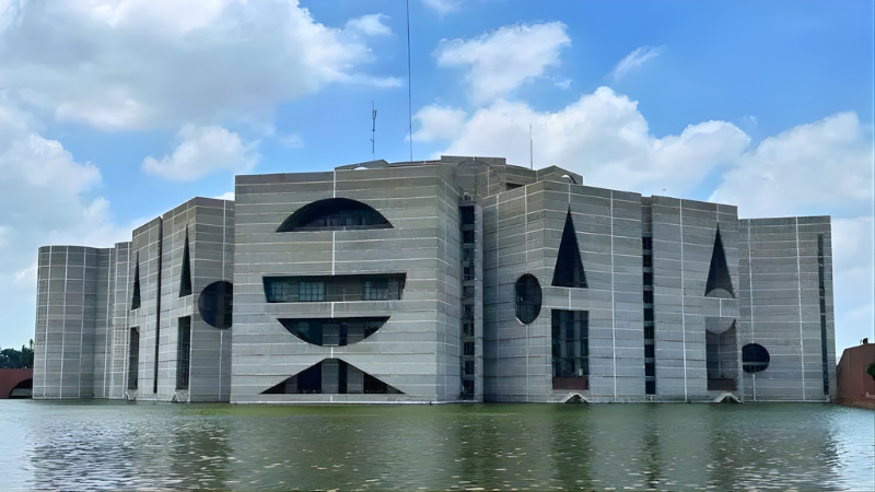 সকালে নির্বাচিতদের, বিকেলে নতুন সরকারের শপথ