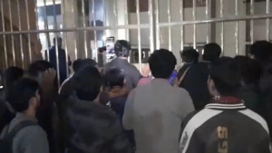 বৈষম্যবিরোধী নেতার মুক্তির দাবিতে থানা ঘেরাও