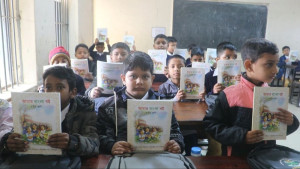 নওগাঁয় স্কুলে স্কুলে নতুন বই বিতরণ