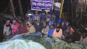 দুটি অবৈধ ট্রলিং বোটসহ ২০ জেলে আটক
