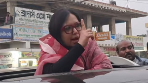 মঞ্চ ভেঙে দেওয়ায় গাড়িতে দাঁড়িয়ে বক্তব্য দিলেন রুমিন ফারহানা