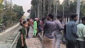 বোয়ালমারীতে ট্রেন-পিকআপ ভ্যানের সংঘর্ষে নিহত ৩