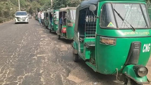 এলপিজি সংকটে রাঙামাটিতে অচল সিএনজি চলাচল, দুর্ভোগ চরমে