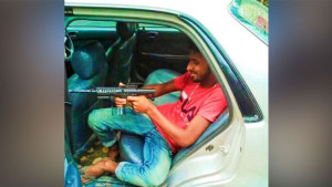 প্রকাশ্যে অস্ত্রের মহড়ার ছবিটি ২০১৯ সালের: পুলিশ