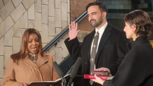 কোরআন হাতে শপথ নিলেন জোহরান মামদানি