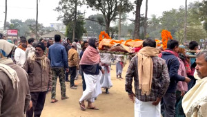 হিন্দু নারীর সৎকারে বাধা, মরদেহ নিয়ে উপজেলা চত্বরে বিক্ষোভ