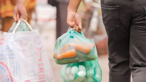 নিষেধাজ্ঞার ১৫ মাস পরও বাজারে পলিথিনের দাপট