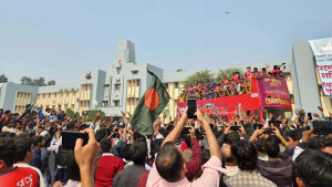 রাবিতে ছাদখোলা বাসে রাজশাহীর উল্লাস