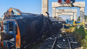 যাত্রীবাহী ট্রেনের ওপর ভেঙে পড়ল ক্রেন, নিহত ২২