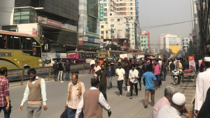 বাড্ডায় সড়ক অবরোধ করে রিকশাচালকদের বিক্ষোভ