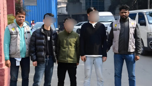 বিপুলসংখ্যক মোবাইলসহ চীনা ৩ নাগরিক গ্রেপ্তার