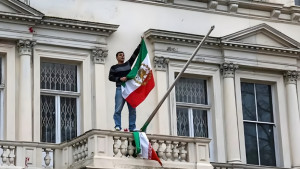 দূতাবাস থেকে ইরানের পতাকা সরানোয় ব্রিটিশ রাষ্ট্রদূতকে তলব