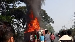 যাত্রীবাহী বাসে আগুন, নিহত ৪