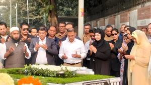 কোকোর কবর জিয়ারত করলেন তারেক রহমান