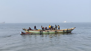 কার্গো জাহাজের ধাক্কায় ৩০০ মণ লবণসহ নৌকাডুবি