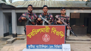 সীমান্তে বিদেশি পিস্তল ও ম্যাগাজিন জব্দ