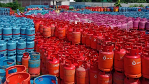 ১৯০০ টাকায়ও মিলছে না ১২০০ টাকার এলপি গ্যাস