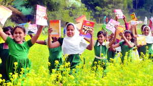 উৎসব ছাড়া শিক্ষার্থীদের মাঝে নতুন শিক্ষাবর্ষের বই বিতরণ
