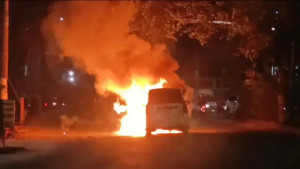 রাজধানীতে চলন্ত মাইক্রোবাসে আগুন