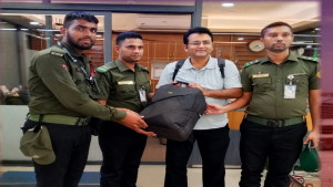 আনসারের দায়িত্বশীলতায় বিমানবন্দরে হারানো ব্যাগ ফিরে পেলেন প্রবাসী